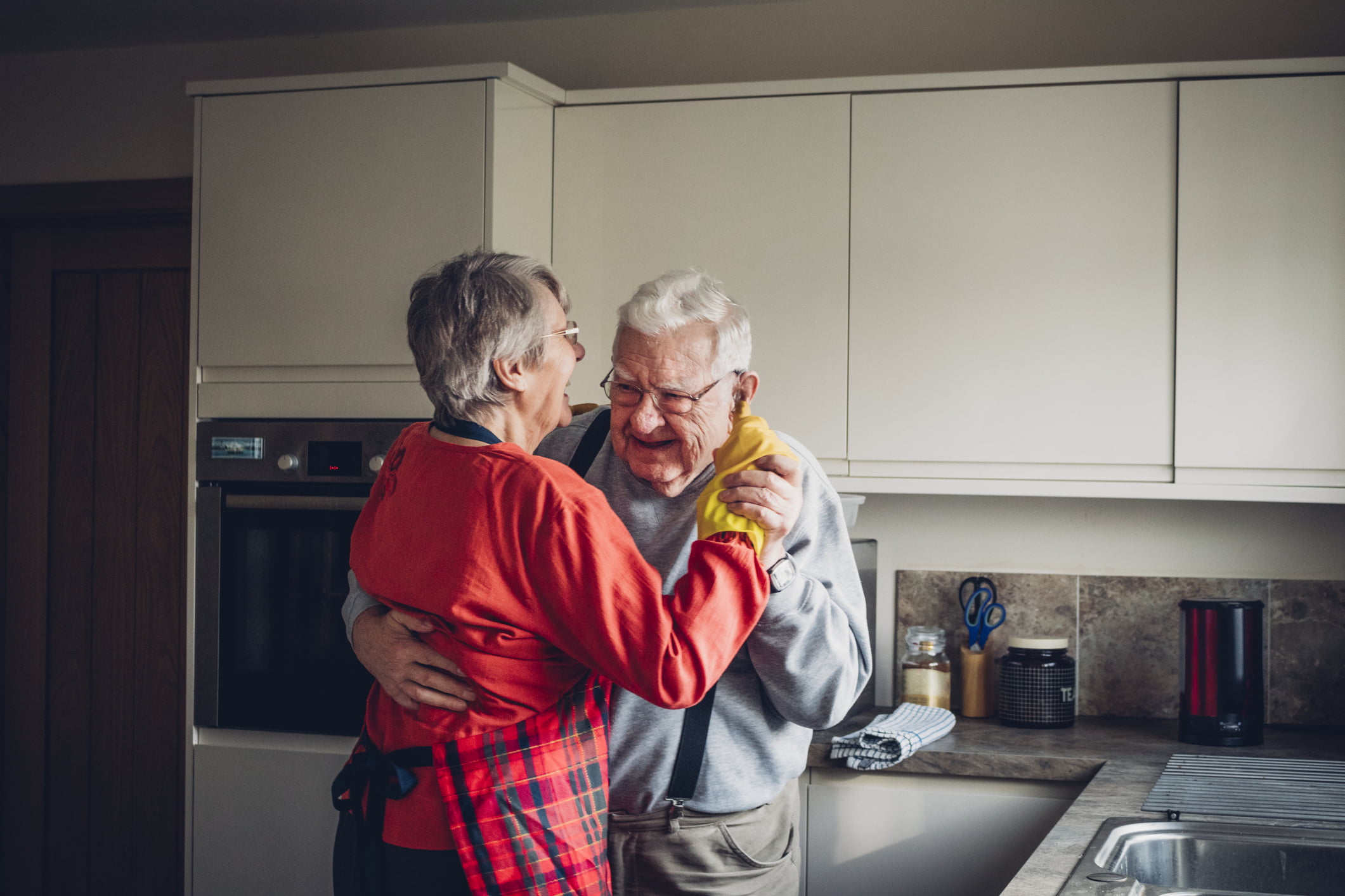 Un couple plus âgé danse dans la cuisine