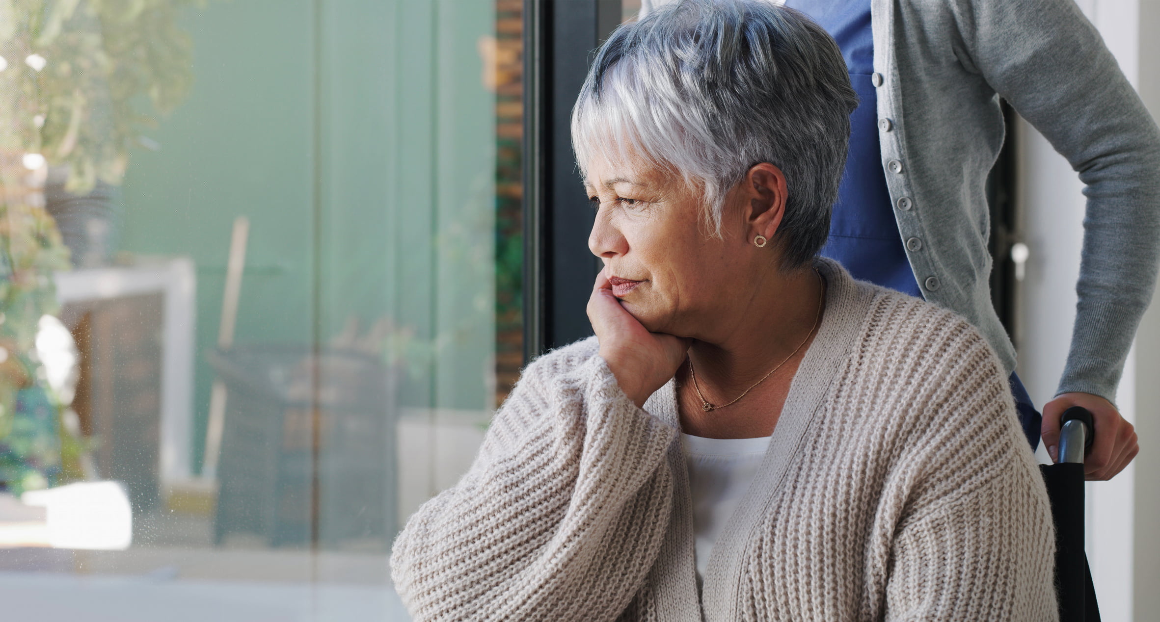 Une femme pensive dans son fauteuil roulant